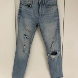 Zara jeans stl 34 - Jag säger mina Zara jeans eftesom de inte kommer till användning. De är använda en gång men har tvättat de två gånger för jag ville krympa de en aning. Sitter som vanliga 34. Hör av om du önskar fler bilder🤩