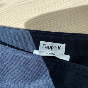 Rhea wide pants wool twill från Filippa K - Super trendiga vida kostym byxor i färgen Navy. Säljer pågrund av försmå.😔 Storlek: XXS Skulle säga att dom passar om man har storlek XS & S ungefär!🥰  Kontakta mig för mer information eller bilder! Buda från 200kr 