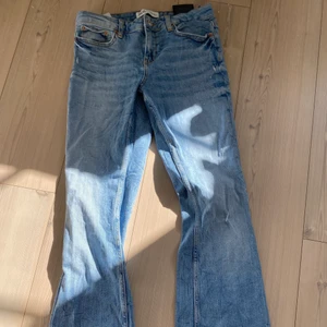 Utsvängda Lågmidjade jeans - Jätte snygga & trendiga jeans. Storlek: 36 men passar även 34.