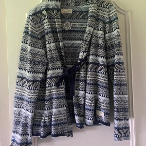 odd molly kofta - storlek 4 (M/L) Knappt använd så den är som ny. nypris 1795kr men budgivning startar på 500kr. Köparen står för frakten