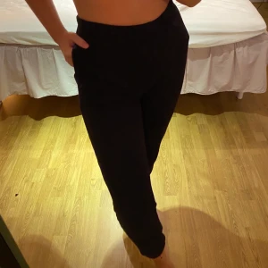 Basic sweatpants frpn ginatricot  - Använda 1 gång men är i jätte fint skick! Säljer för 180+frakt:200kr. Står att de är i XXS men är som S/M