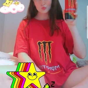 Monster T-shirt strl xl - Asball röd monster T-shirt till salu! Har själv handmålat den så den är helt unik i sitt slag              🙌❤💛🖤 Följ gärna mitt instagramkonto @terribledezigns där jag säljer fler handmålade tröjor och där du även kan göra specifika beställningar😚✅