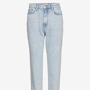Säljer mina oanvända mom jeans från gina tricot i storlek 36💕 Nypriset är 500