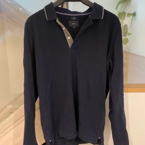 Boomerang skjorta - Skjortan är knappt använt och har bara legat i min garderob, den är normal i storleken och i gott skick. Letar efter köpare i Norrköping eller närliggande städer. Önskas mer bilder så hör av er! Jag köpte den ny i Stockholm för 3 år sedan och nypris var 800kr. Betalning sker via swish!