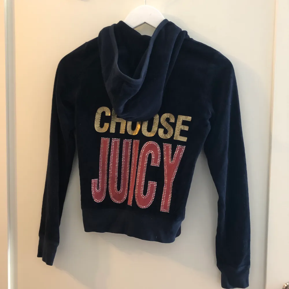 Supercool hoodie från Juicy couture, marinblå med tryck på ryggen, storlek small. Hoodies.