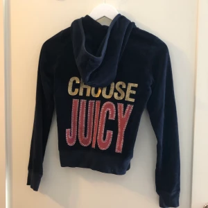 Hoodie - Supercool hoodie från Juicy couture, marinblå med tryck på ryggen, storlek small