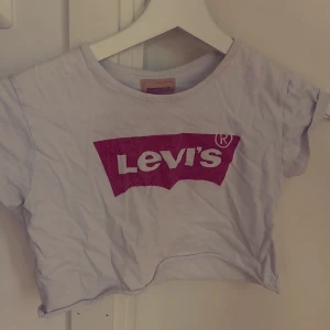 Magtröja  - En jätte gullig magtröja från levis. Fin och inte använd mer en ett par gånger och den  kommer helt enkelt inte till användning här hos mig.