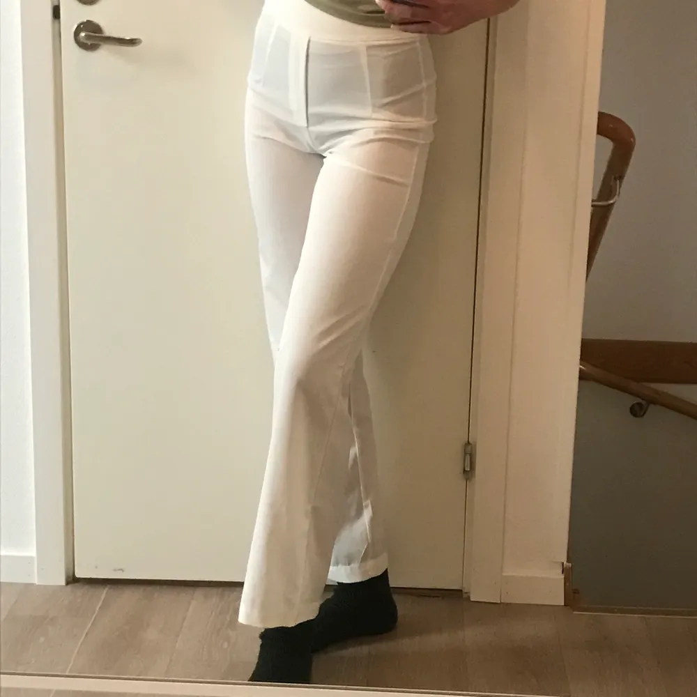 Vita byxor från bikbok, lite genomskinliga som ni kan se på bilden, så man behöver vita Elr beiga trosor under. Bra skick, säljer då de är för små. . Jeans & Byxor.