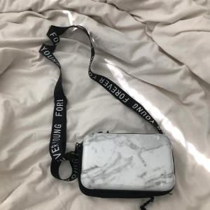 Väska - En as ball väska i marmor och snygga detaljer