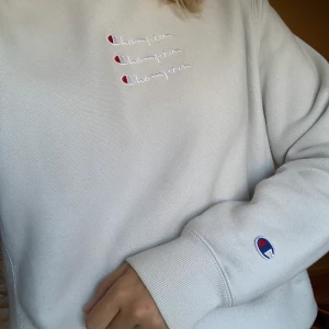 Champion  - Favorit tröja från champion i en underbar ljusblå färg! Fint skick, köpt för 700 kr i London 😍 Buda i kommentarsfältet från 400kr 