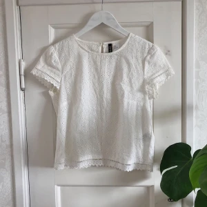 Blommig topp - Supersöt blommig topp från hm, använd fåtal gånger o i bra skick. Knäppning i ryggen🌼