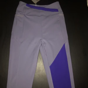 Gymshark leggings - Gymshark Asymmetric Leggings, i färgen Steel Blue/Indigo. Aldrig använda och lappen är forfarande kvar. Säljes då de är för små för mig. Köpare står för frakt.