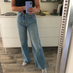 Ljusblå jeans  - Vida jeans i ljusblå färg från junkyard. Mycket bra skick/kvalite. Kommit till mycket användning men det är inget som syns. Passar till vad som och går att göra hål på knäna om man vill det. Buda! Köpare står för frakt!! 