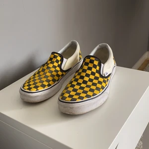 Vans - Ett par gul/svarta Vans i storlek 41, knappt använda 😃