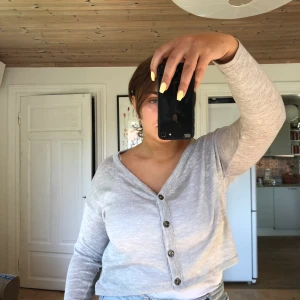 Tröja HM - Fin tröja från HM i tunnt material. Sparsamt använd. Köpare står för frakt. 