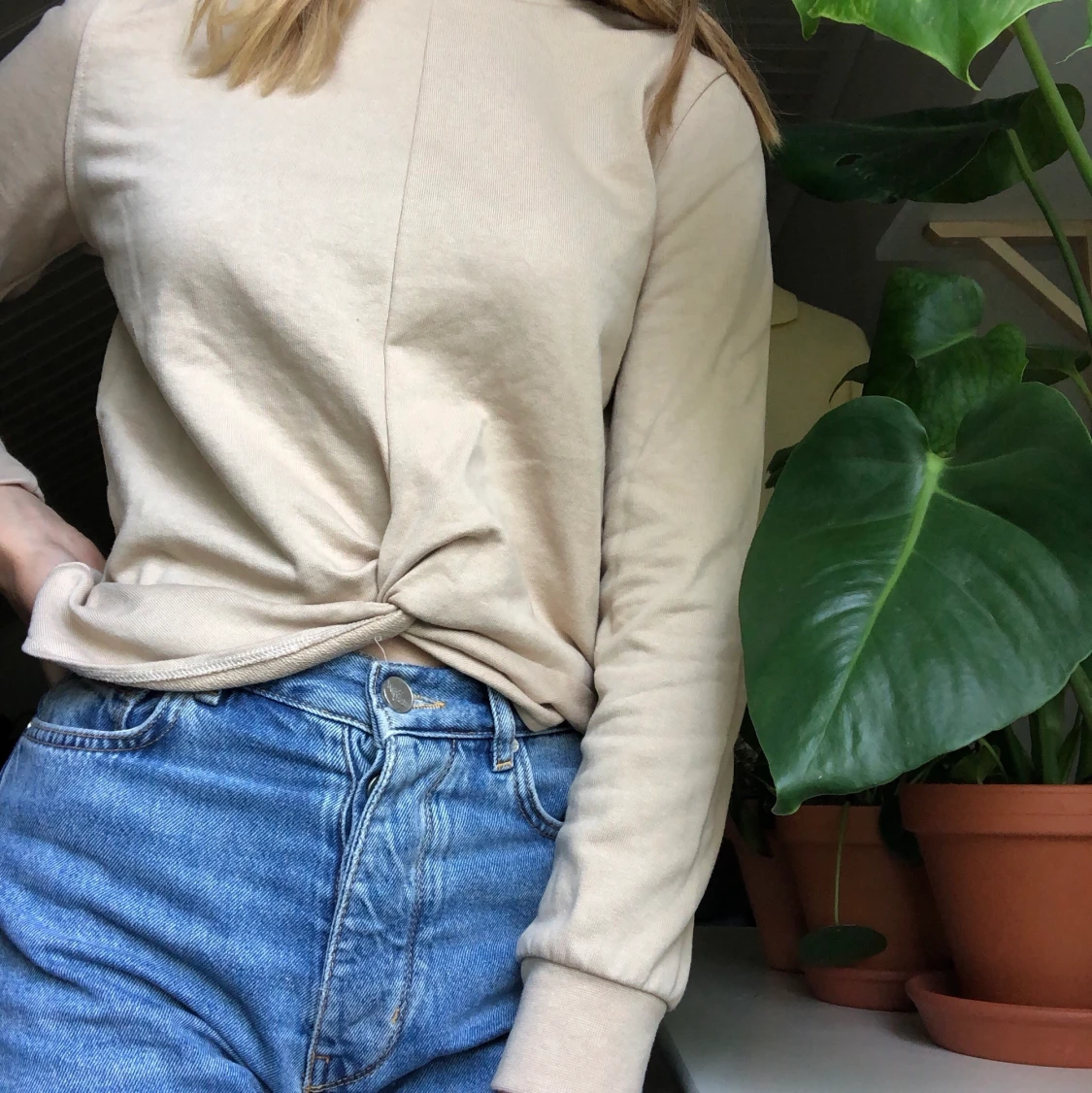 En beige sweatshirt - 90