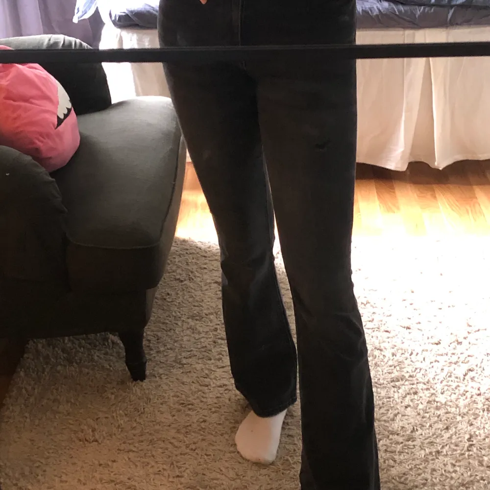 Svarta bootcutjeans från zara!! Långa ben, passar bra på mig som är 177 eller om du gillar dem långa🥰💗. Jeans & Byxor.