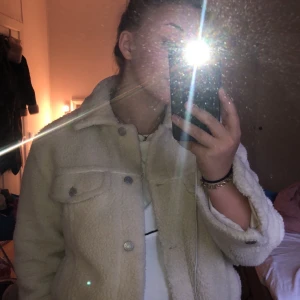 Teddyjacka - Säljer min kära teddyjacka då den tyvärr är förstor för mig... 😔