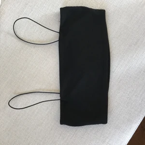 Topp Nelly NLYONE Svart Spaghetti Straps - Topp Nelly i svart material. Något uttöjda band, går att fästa med ett par stygn. Skön och fin.