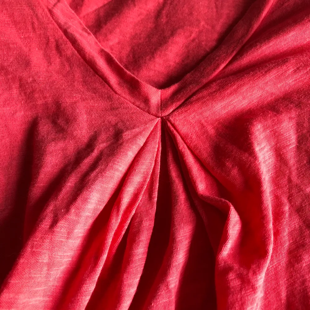 En rödrosa blus från Odd Molly i väldigt bra skick, bortsett från de nuvarande skrynklorna. Inga små hål i tröjan som jag märkt att många andra Odd Molly tröjor ibland får. Riktigt skön och fin! Köparen står för frakten!. Blusar.