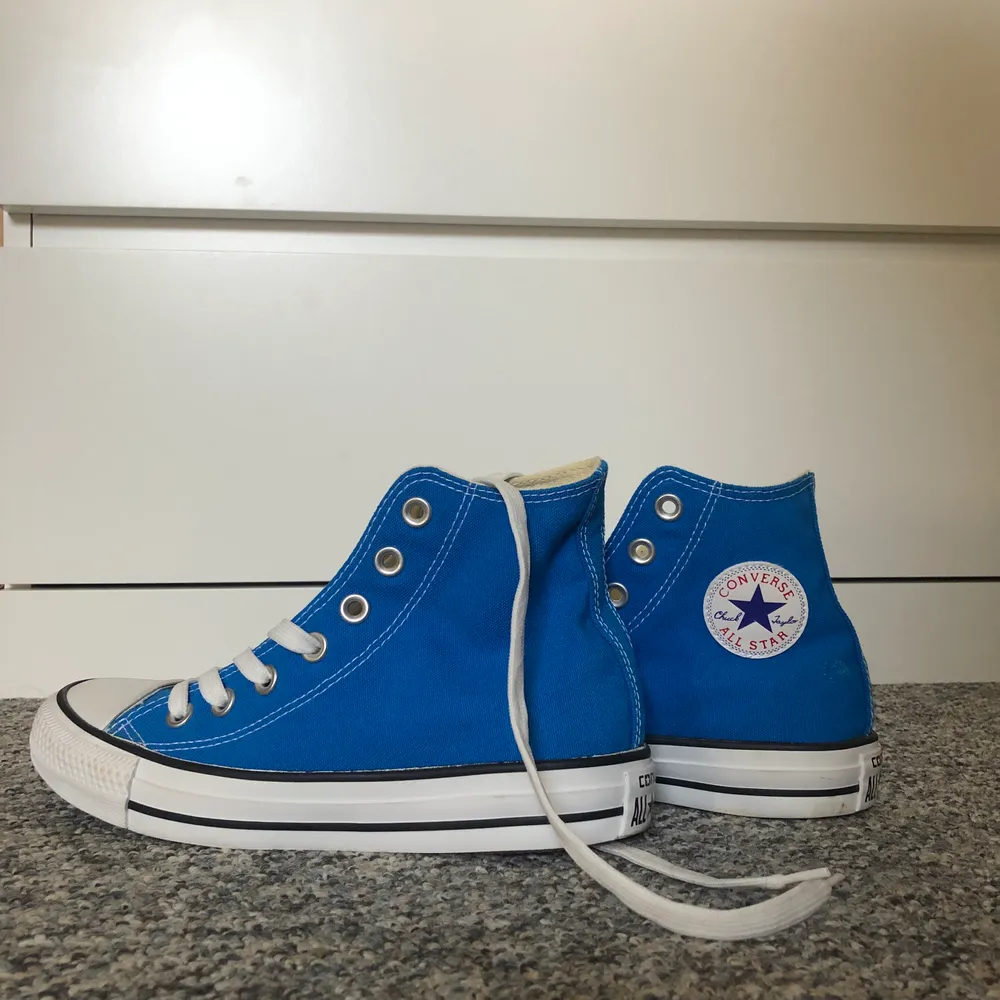 Säljer mina fina blåa converse skor då dom är för små :( köpta här på plick❤️ . Skor.