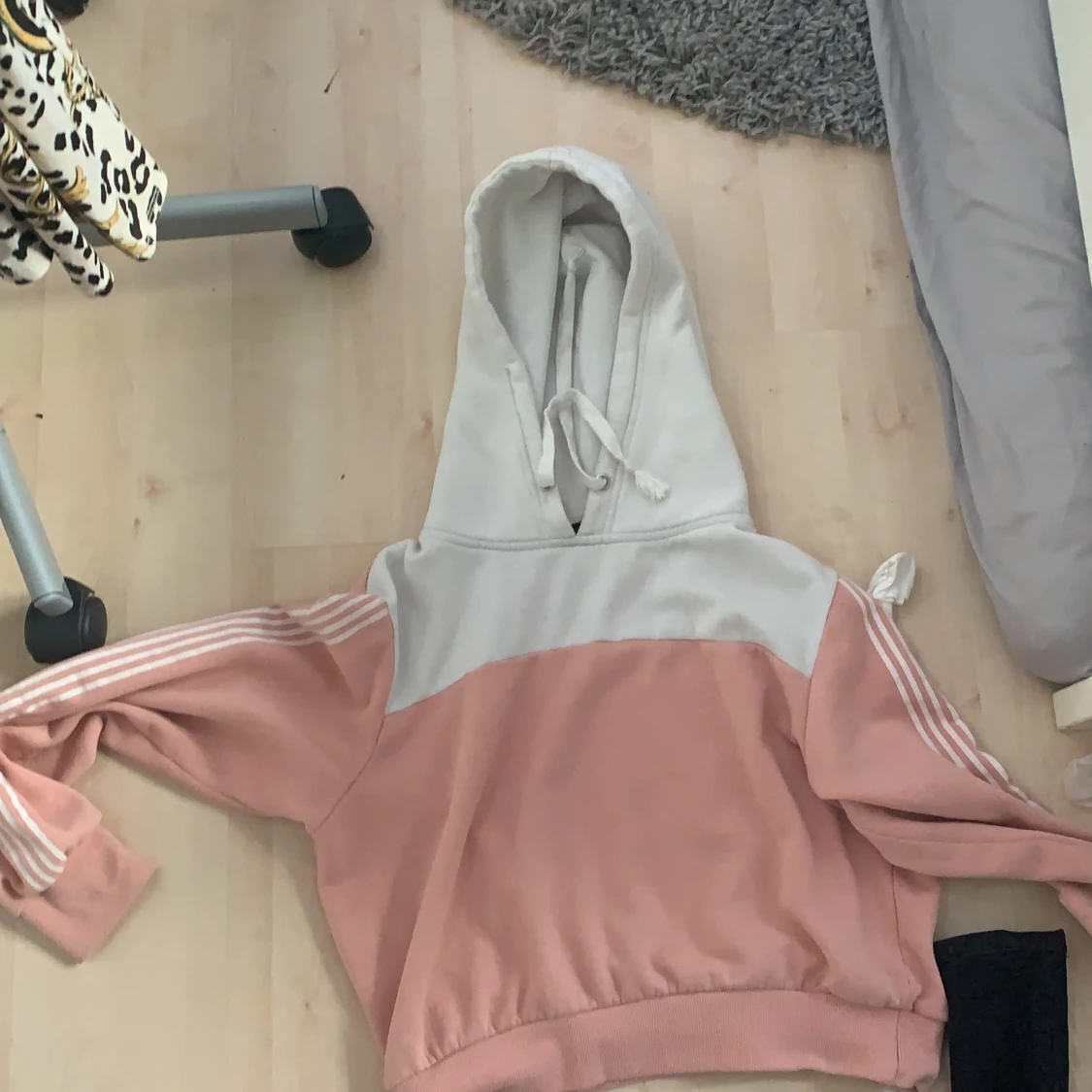 Kroppad hoodie från Bikbok  - 91