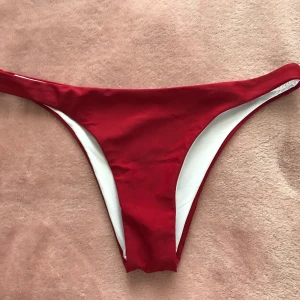 Bikinitrosor Shein  - Ett par helt nya och oanvända bikinitrosor från Shein i vinrött ❤️ Storlek 2XL men väldigt små i storleken så jag uppskattar till 38-40 svensk storlek. Kan mötas i Malmö eller skickas för 22kr frakt 😊