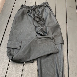 Byxor från Boohoo i storlek XS - Snygga casual byxor från Boohoo i storlek XS. Oanvända.