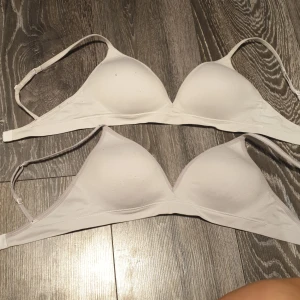 2 för 1!! - Köp 1 och få den andra på köpet! Samma stl på båda. Köpare står för frakt/upphämtning. Bra stöd för brösten. Pris kan diskuteras.