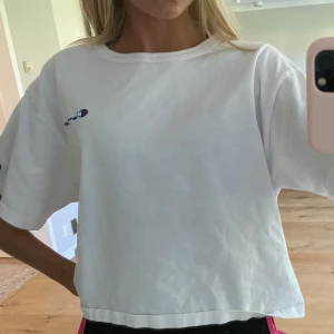 Champion t-shirt - Jag säljer denna vita champion t-shirt på nytt då köparen slutade svara. Den är i stl L men passar XS-L beroende på hur man vill att den ska sitta. Den är i fint skick. Jag köpte den i USA för 300kr men säljer för 150kr+frakt. Fler intresserade? Budgivnin