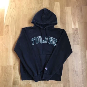 Vintage Champion Hoodie - Vintage Champion Hoodie med University print. Size M sitter mindre. Budgivning i kommentarerna från 100kr, minsta höjning 25 kr. 