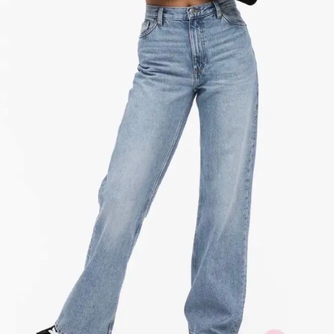 Säljer mina Yoko jeans från monki, bra skick förutom att dom gått lite sönder längst ner på ena benet  därav det låga priset💖 högsta bud 300 kr exklusive frakt. Jeans & Byxor.
