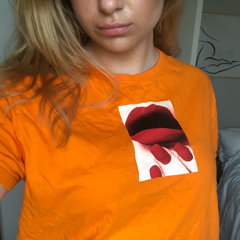 Orange t-shirt med tryck, perfekt när man är solbränd. Från /STAY. T-shirts.