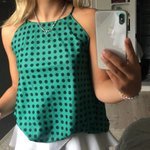 Zara linne  - Säljer detta gröna pricka linne ifrån Zara, som är slutsålt överallt. Linnet är egentligen längre men jag har stoppat in de i min kjol. 💕