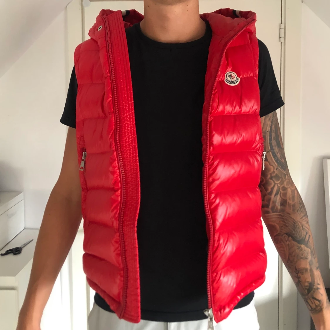 äkta röd moncler väst, Strl 2 (M)