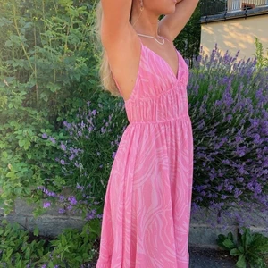 Rosa sommarklänning - Världens drömmigaste klänning som jag tror skulle passa bättre på någon annan än mig tyvärr, storlek XS men passar även S💕 fraktar mot fraktkostnad💖 Buda gärna då det är många intresserade - högsta bud: 330! Slutsåld i butik och online💕