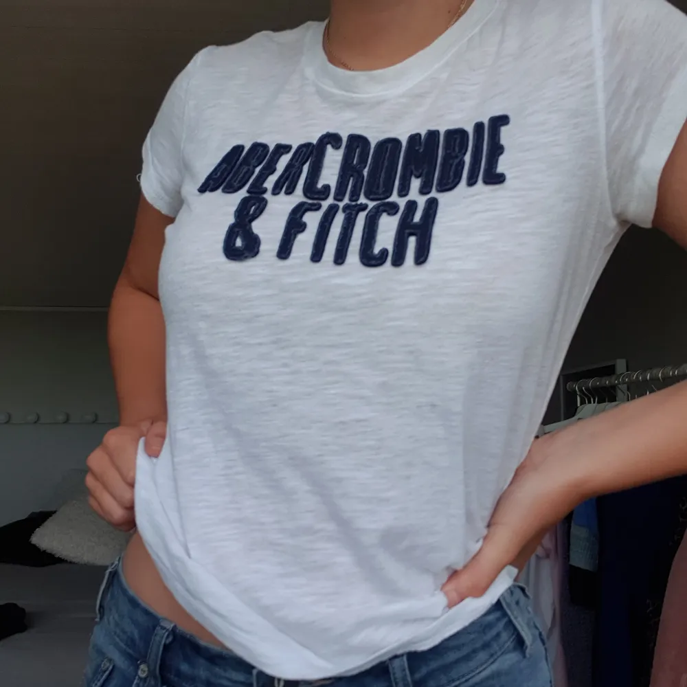 Säljer denna fina Abercrombie & Fitch t-shirt då den tyvärr inte kommer till användning lika mycket längre. Använd sparsamt så den är i fint skick. Skriv om ni har frågor.💕💕 köparen står för frakt. T-shirts.