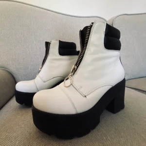 Johnny Bulls Vita  - Superfina sköna (!!) vita Johnny Bulls använt sparsamt en säsong. Inte ingångna. Stl 37 men passar mig som brukar ha 37-38 beroende på märke.  💕  Säljer för 349 ink frakt vid snabb affär :) Nypris ca 1000:- 