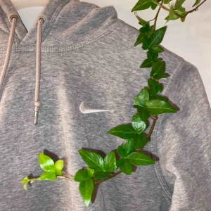 Nike tröja - Popppissss nike tröjan juuuu, jätte skön tröja men har köpt en i större storlek så behöver inte denna mer🥺 Den har dock en jätte liten fläck i framsidan. 