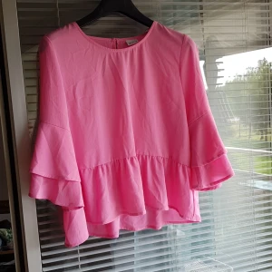 Rosa volangblus från Gina Tricot i stl.M - Jättefint skick! Ljusare än på bilderna.