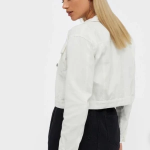 Vit jeans jacka - Säljer denna jackan, ifrån carlings. Finns inte kvar på hemsidan eller nånting. Nypris-200 mitt pris-100kr