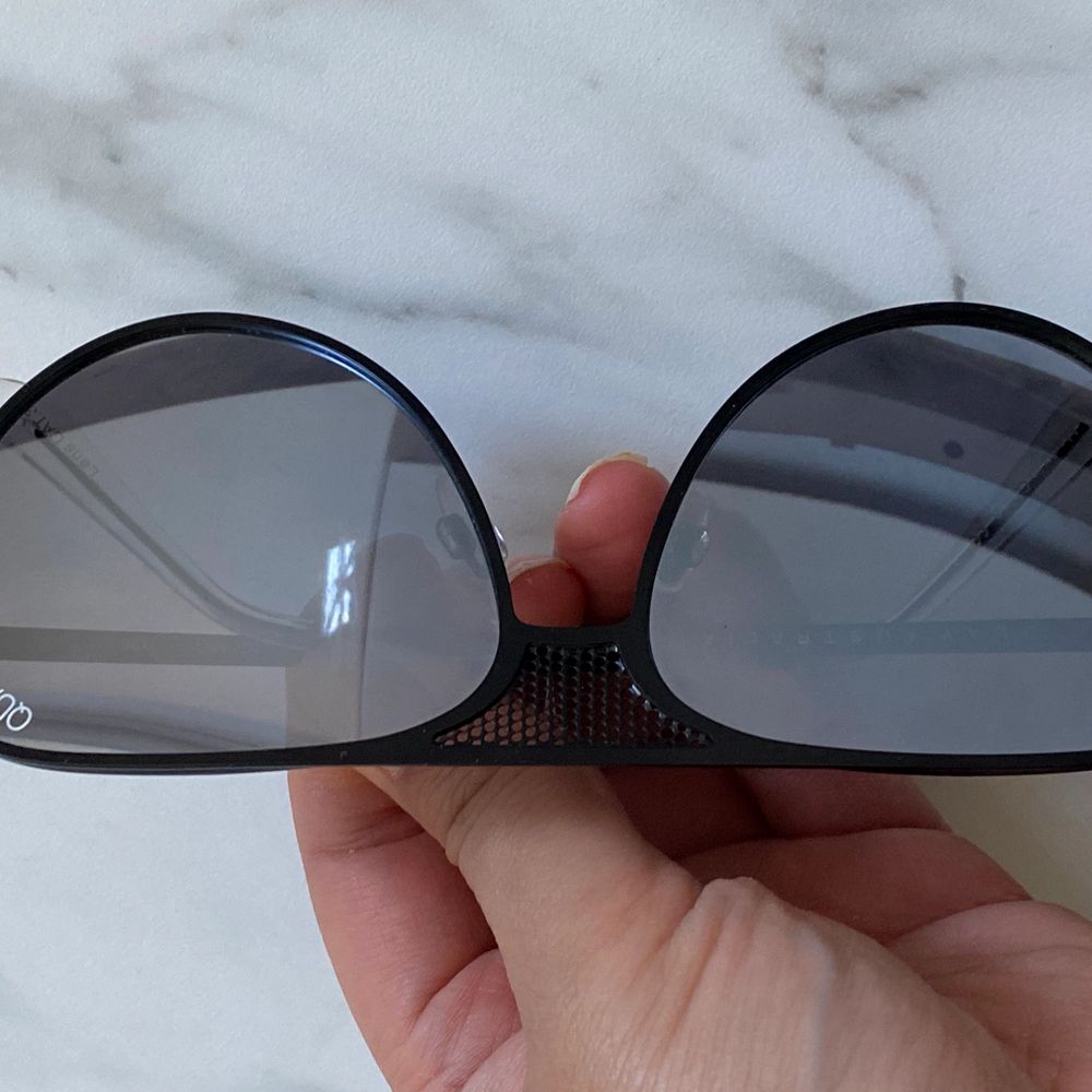 Äkta Solglasögon från Kylie Jenners solglasögon kollektion med Quay Australia. Bara provat på. Modellen: ICONIC  svart med silver spegel linser . Accessoarer.