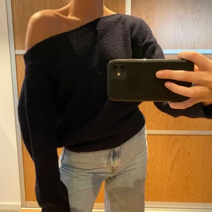 Tjocktröja - Säljer min så fina mörkblåa offshoulder tjocktröja från NAKD! Kommer inte till användning för mig tyvärr. Jättebra skick! Säljer för 150kr eller högsta bud + frakt. Hör av er om ni är intresserade!💕