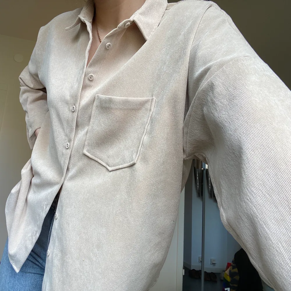 Så snygg oversized skjorta köpt på Zara! Möts gärna upp i Malmö, annars tillkommer frakt på 50kr:) . Skjortor.