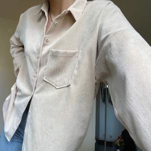 Så snygg oversized skjorta köpt på Zara! Möts gärna upp i Malmö, annars tillkommer frakt på 50kr:) 