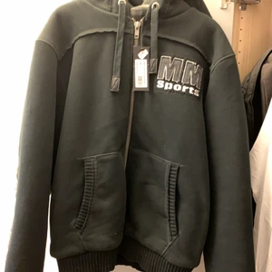 MM Sports hoodie - Helt ny hoodie från MM Sports i storlek L. Den är varm och skön inför hösten. Nypris 1149kr.                                                Billigare vid snabb affär!