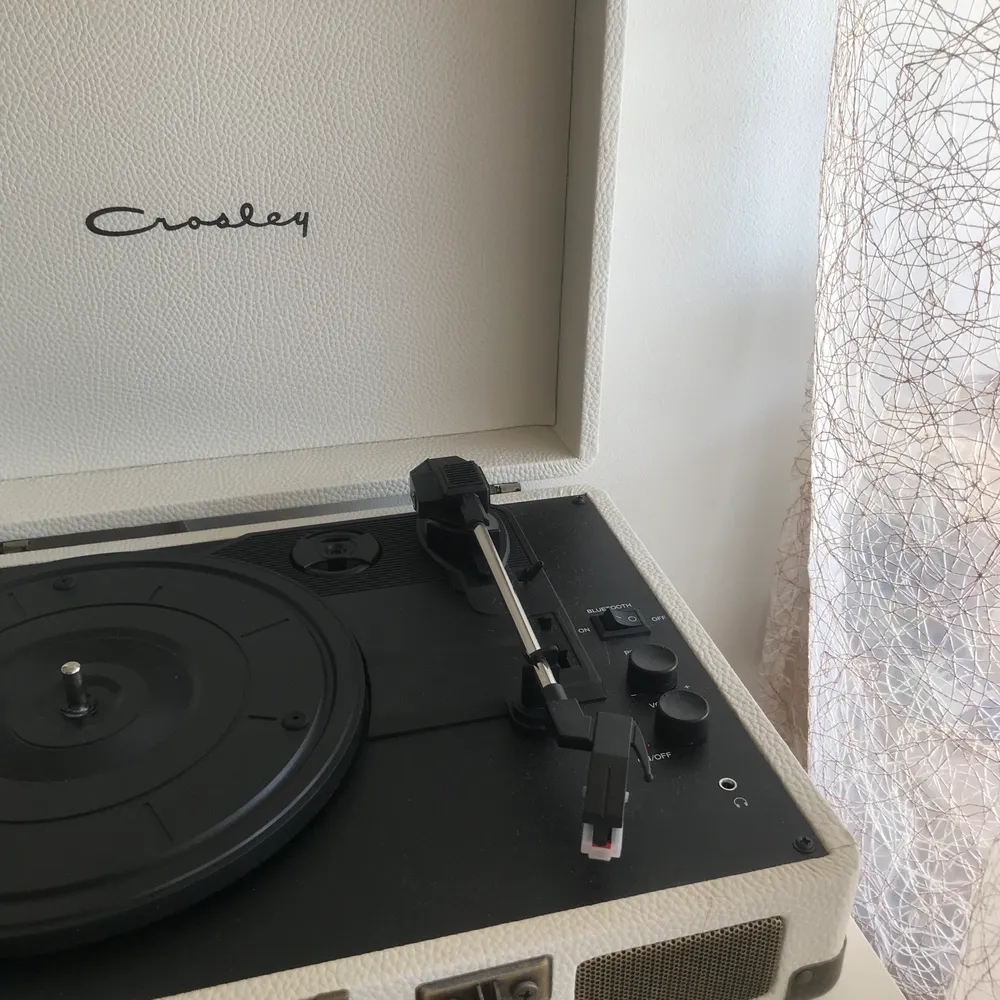 En Crosley vinyl player som var köpt för över 1000kr (köpt på Urban outfitters) som är lika bra som ny. Säljer nu för 600kr bara för att jag inte använt den på jöttelänge och vill bli av med den. Köparen står för frakten annars kan jag mötas i sthlm🌻🌻. Övrigt.