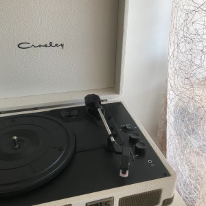 Vinylspelare  - En Crosley vinyl player som var köpt för över 1000kr (köpt på Urban outfitters) som är lika bra som ny. Säljer nu för 600kr bara för att jag inte använt den på jöttelänge och vill bli av med den. Köparen står för frakten annars kan jag mötas i sthlm🌻🌻