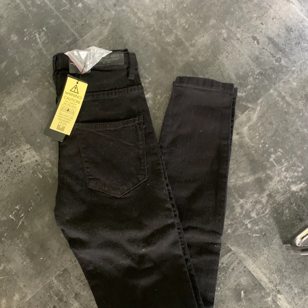Ett par svarta helt oanvända högmidjade jeans. Märket är Sally&Circle och är i strl 36. Jeans & Byxor.