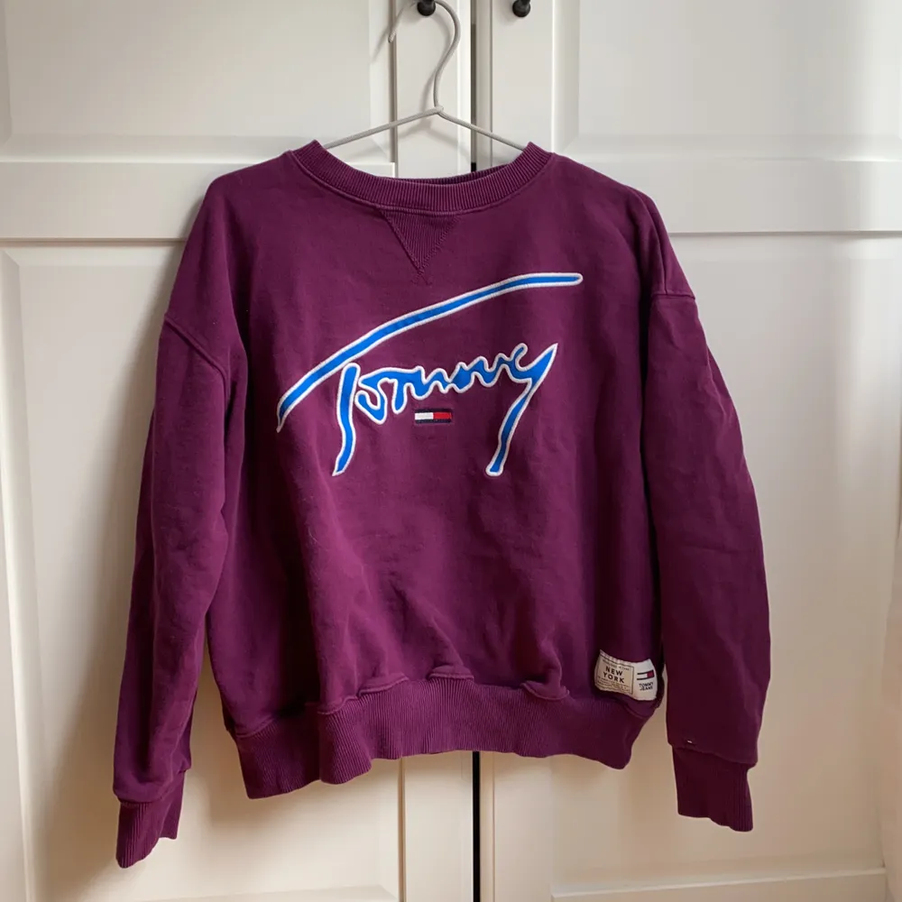 Sweatshirt från Tommy Hilfiger, fint skick. Buda från 100kr, köpare står för frakt💕✨ . Tröjor & Koftor.